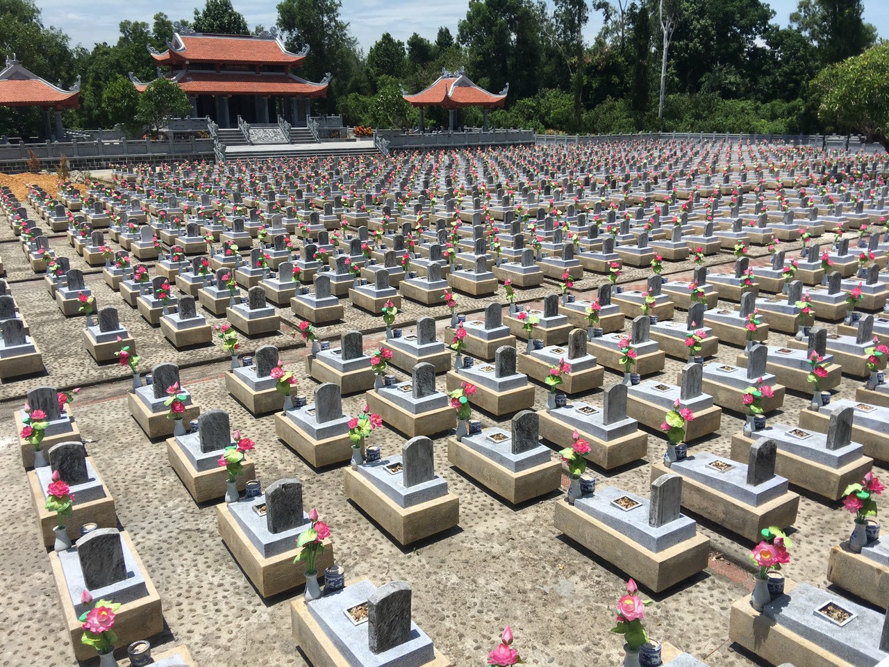 Hạ trường chùa Bút Thượng huyện Duy Tiên - tỉnh Hà Nam thăm viếng và làm lễ cầu siêu 