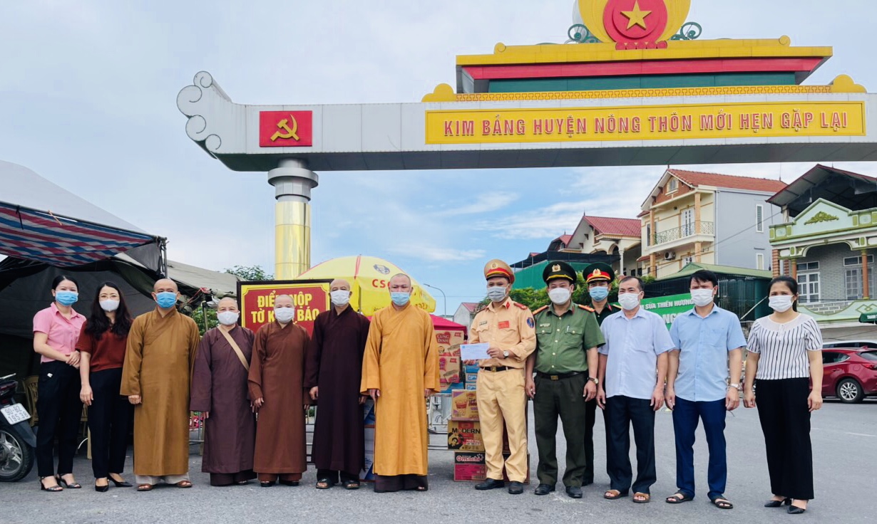 Huyện Kim Bảng: Ban Trị Sự Phật giáo huyện thăm và tặng quà các chốt kiểm dịch phòng chống dịch COVID-19 trên toàn địa bàn huyện.