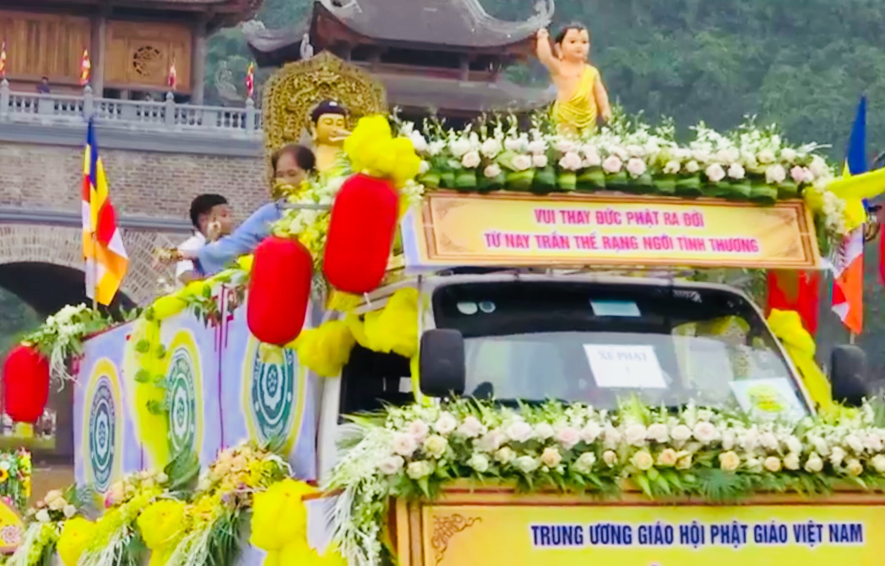 HÀ NAM: Hơn 400 xe hoa diễu hành rước Phật đón mừng đại lễ Phật Đản Liên Hiệp Quốc -  Vesak 2019.